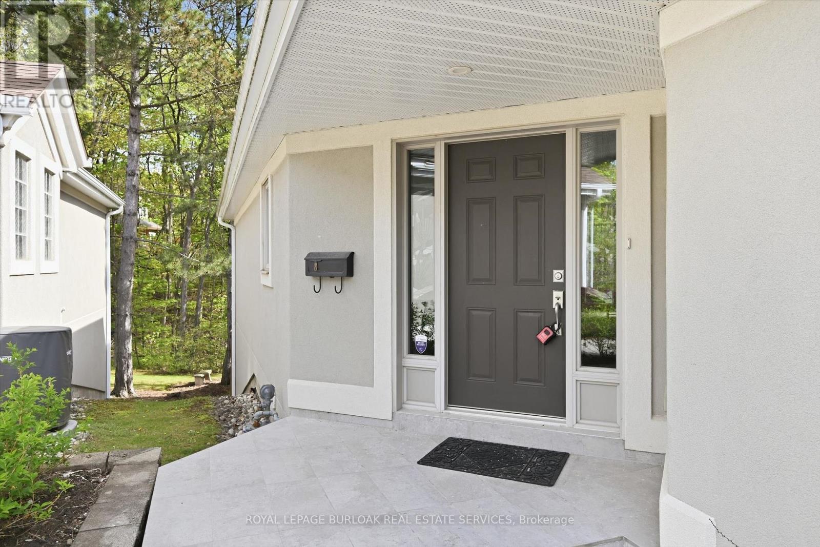 #4 1095 SKYVIEW DRIVE - 4