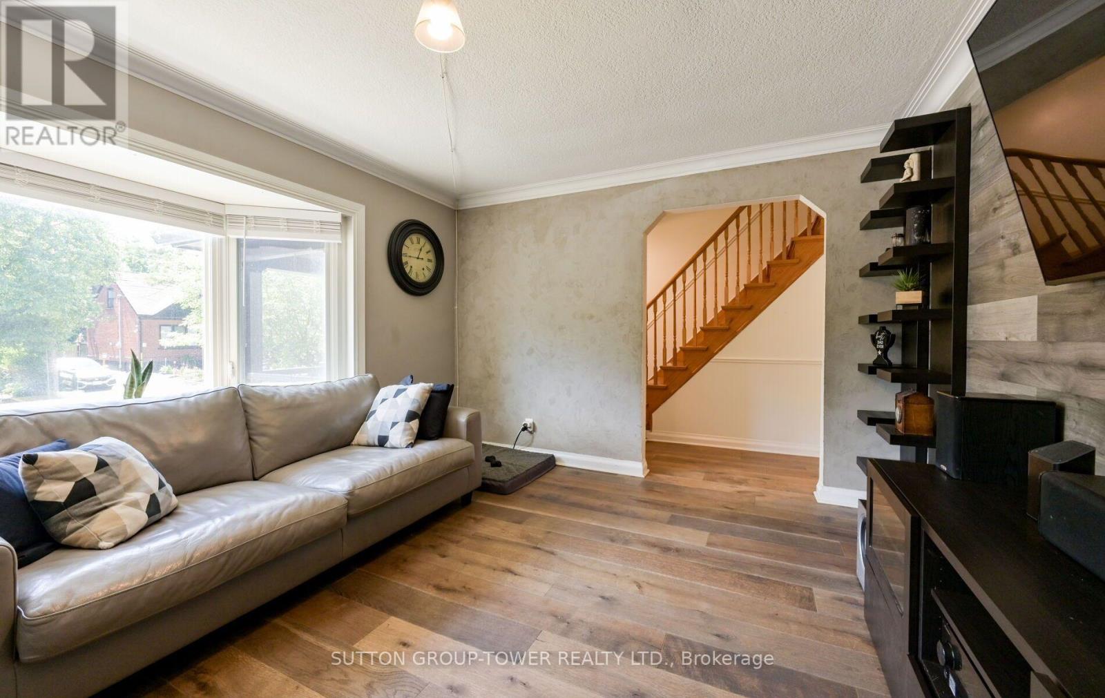 8 YVONNE AVENUE N - Image 10
