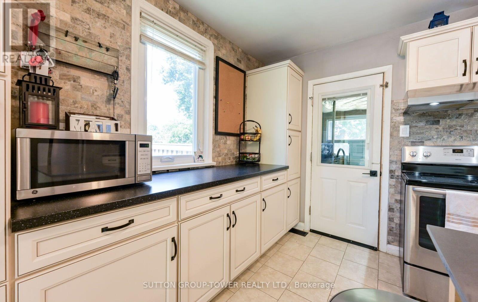 8 YVONNE AVENUE N - Image 13