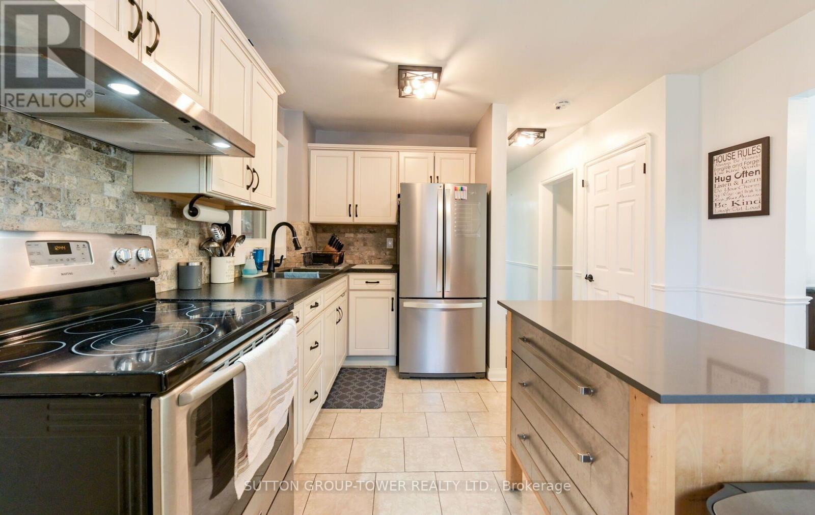 8 YVONNE AVENUE N - Image 14