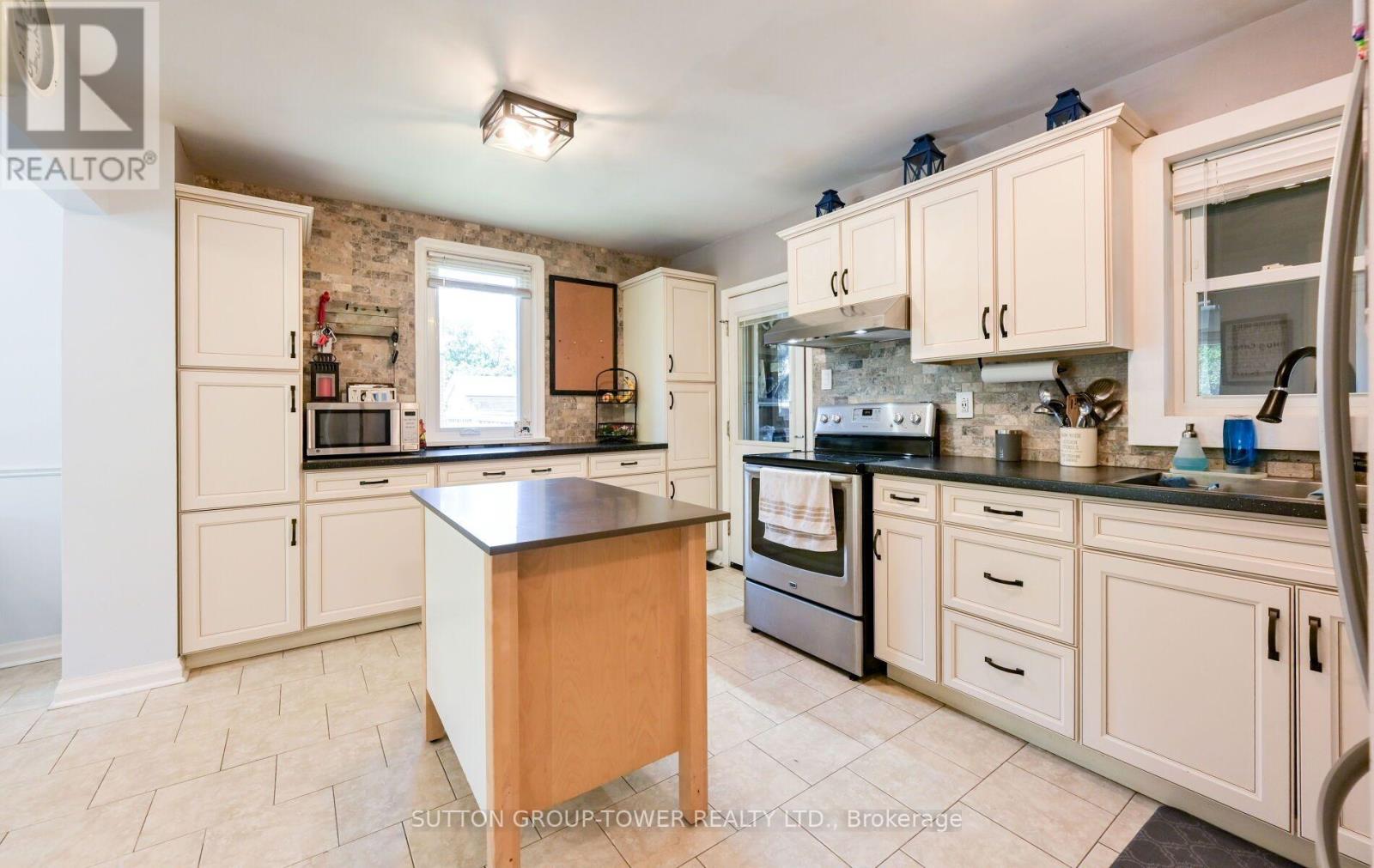 8 YVONNE AVENUE N - 15