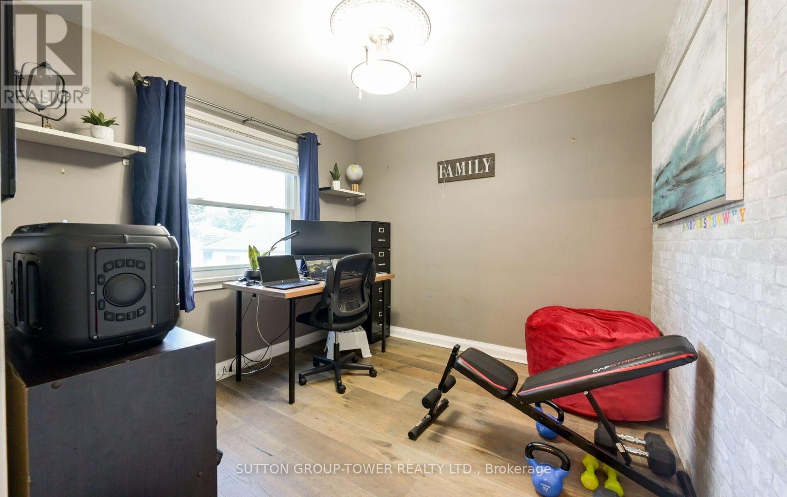 8 YVONNE AVENUE N - 17