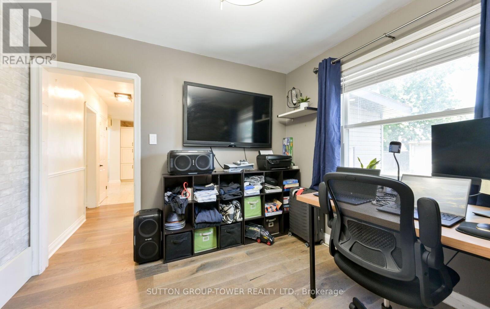 8 YVONNE AVENUE N - 18