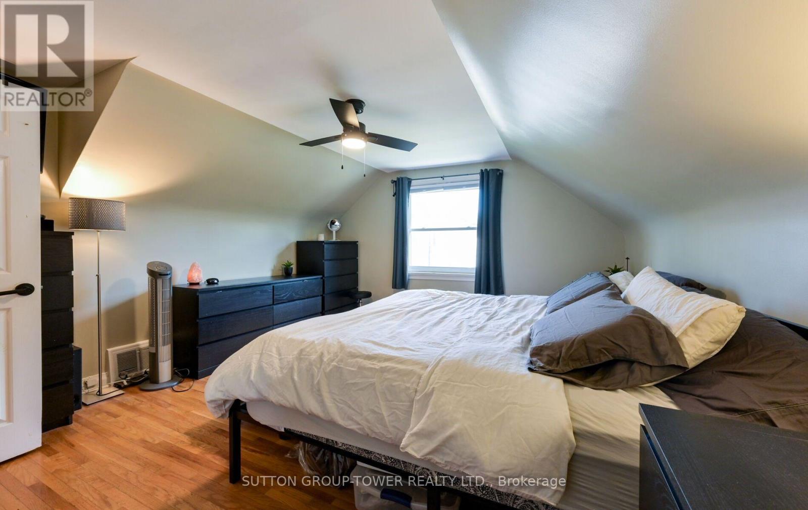 8 YVONNE AVENUE N - Image 22