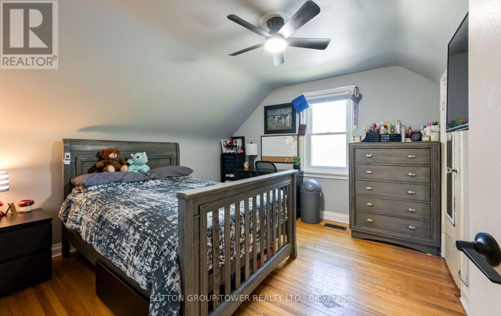 8 YVONNE AVENUE N - Image 24