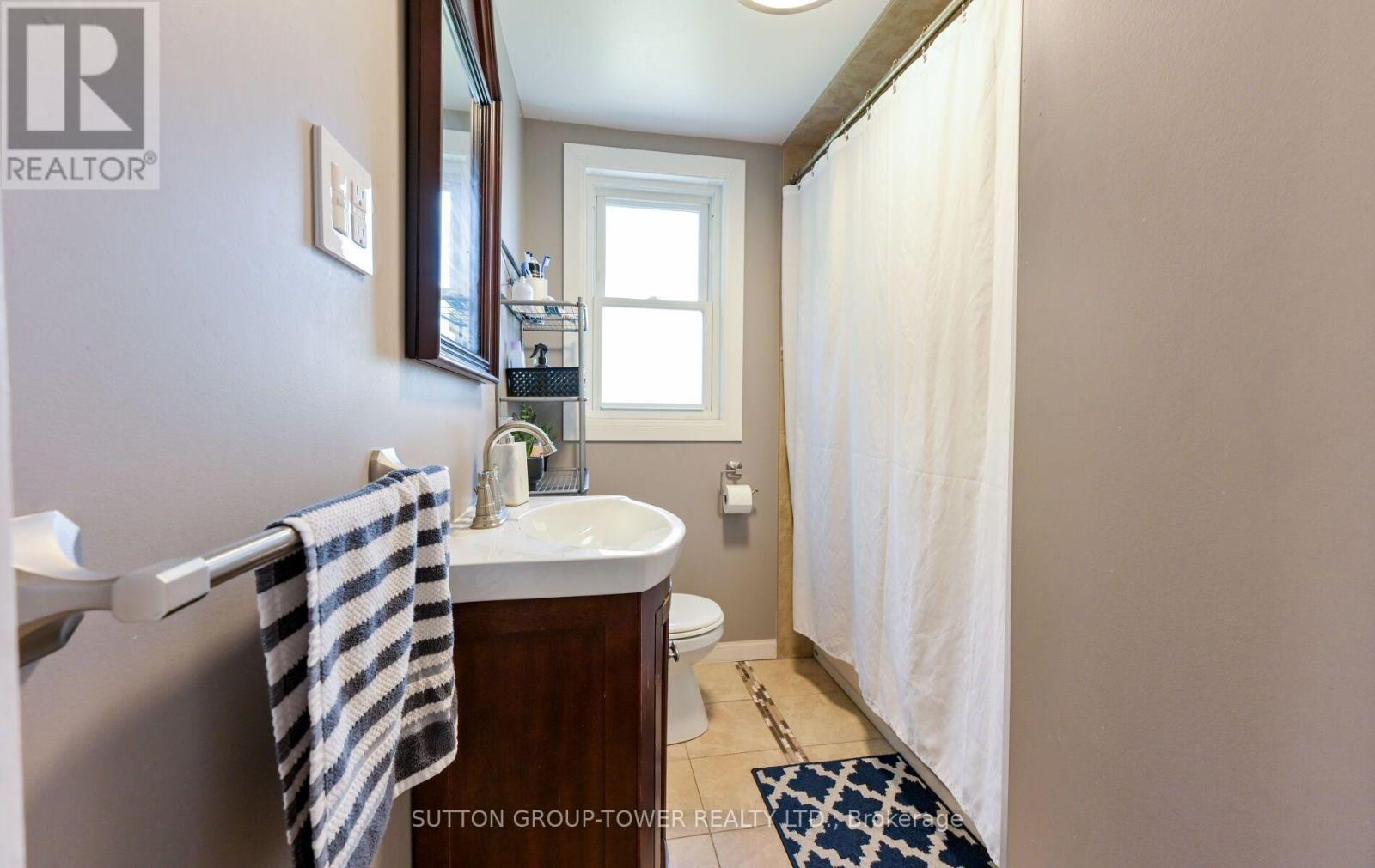 8 YVONNE AVENUE N - Image 27