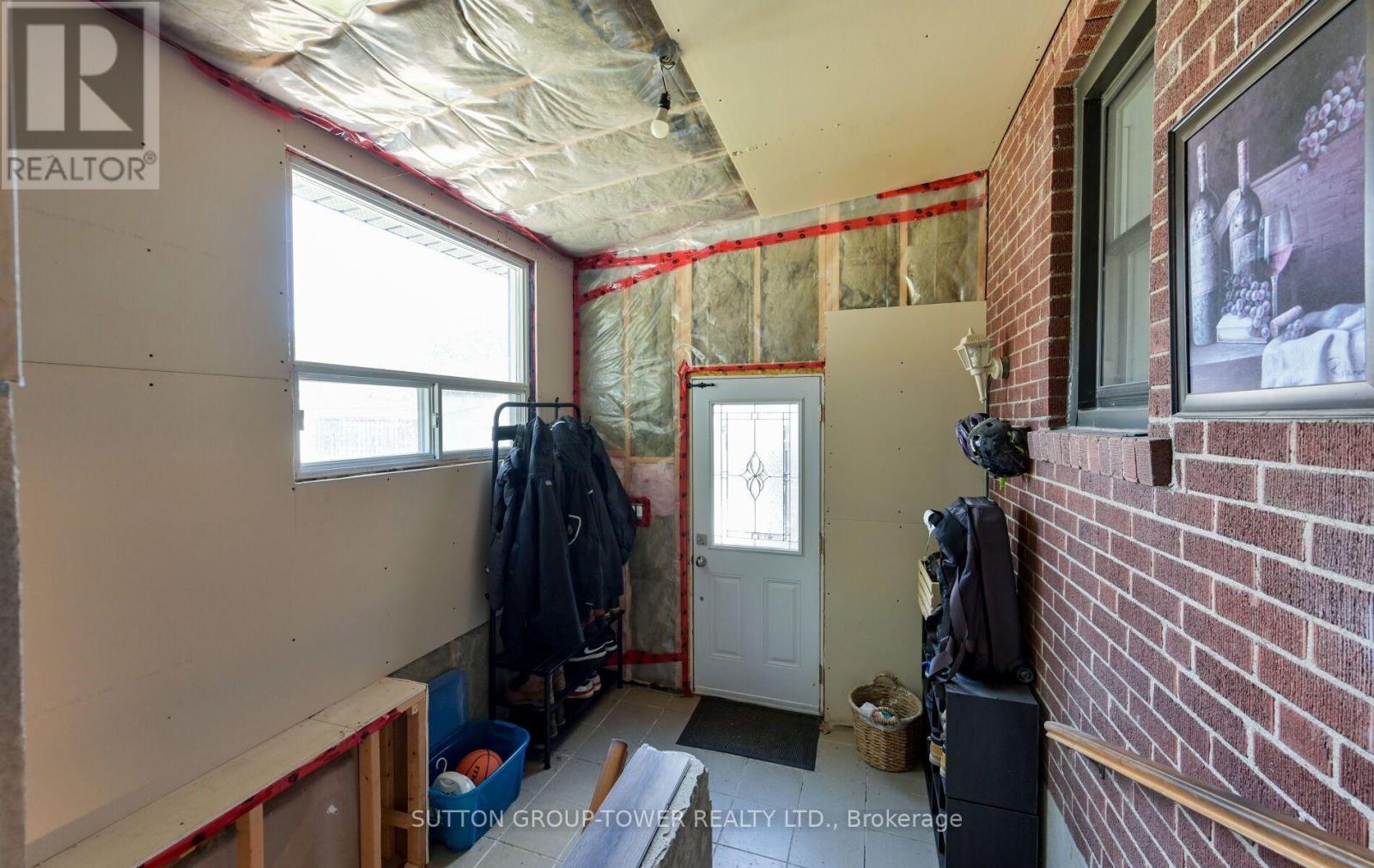 8 YVONNE AVENUE N - Image 31