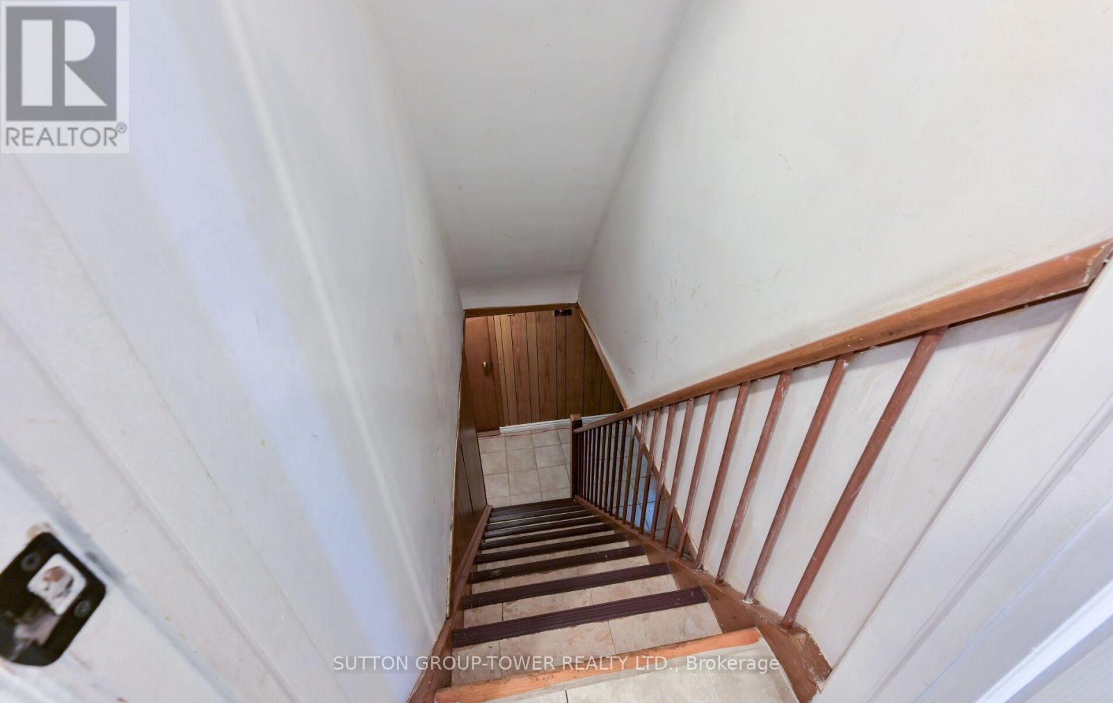 8 YVONNE AVENUE N - Image 34