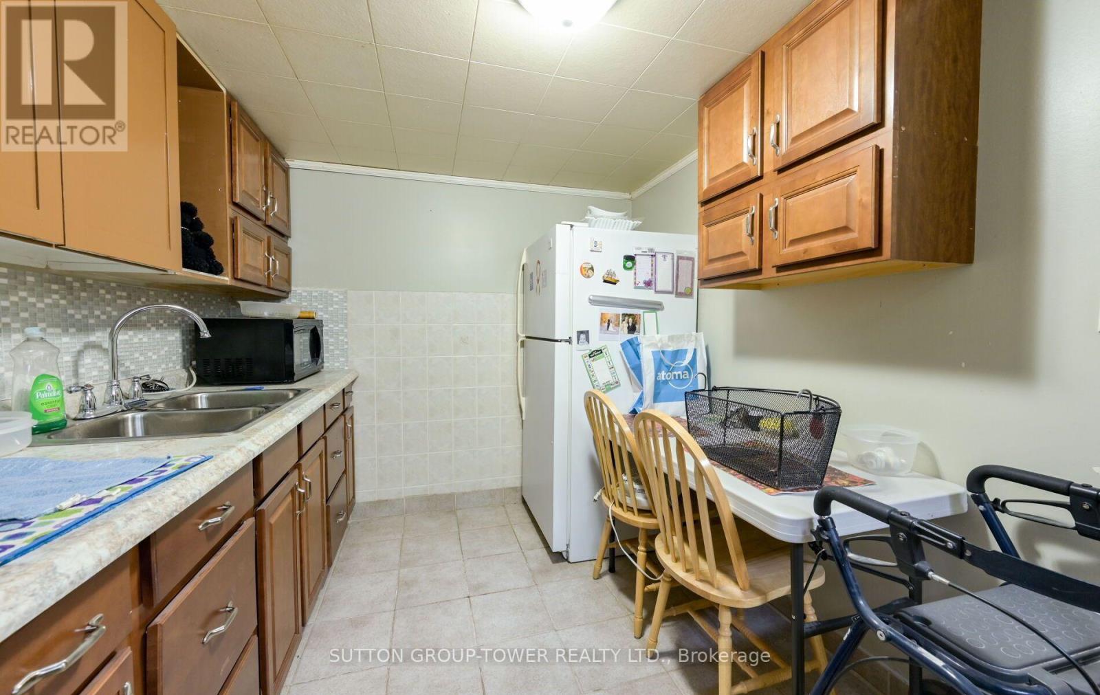 8 YVONNE AVENUE N - Image 37