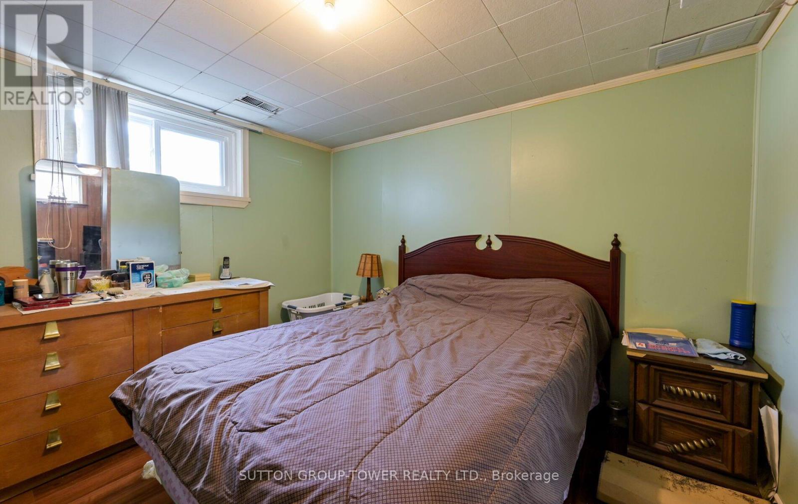 8 YVONNE AVENUE N - Image 40