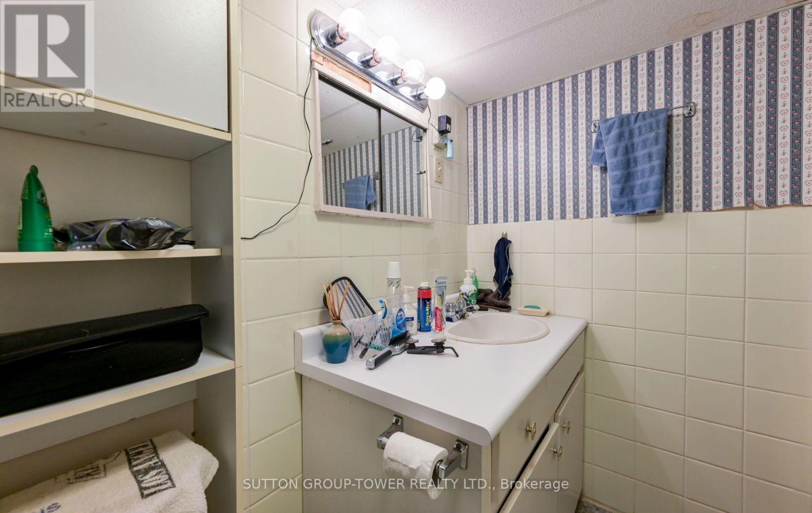 8 YVONNE AVENUE N - Image 43