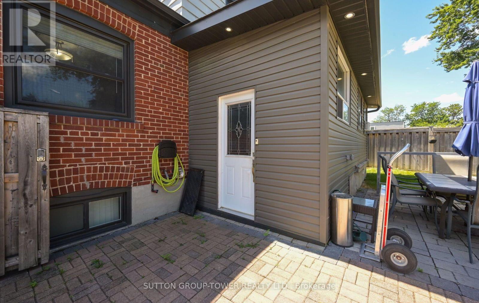 8 YVONNE AVENUE N - Image 45