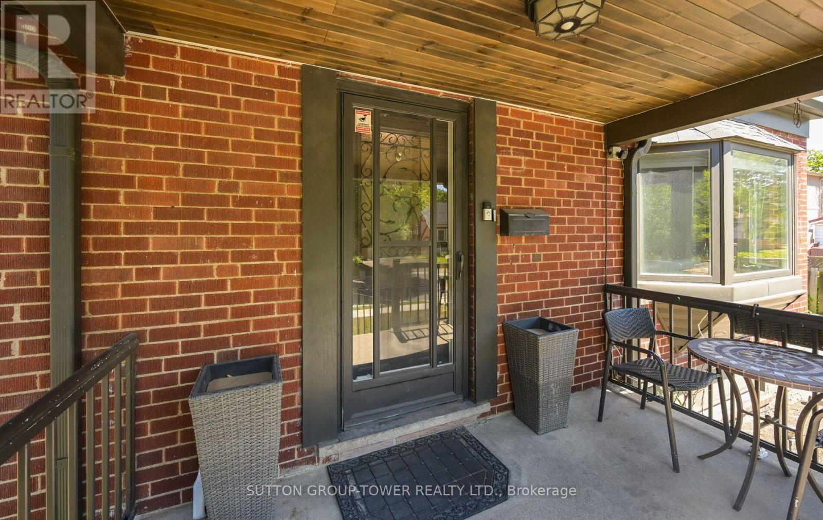 8 YVONNE AVENUE N - Image 5