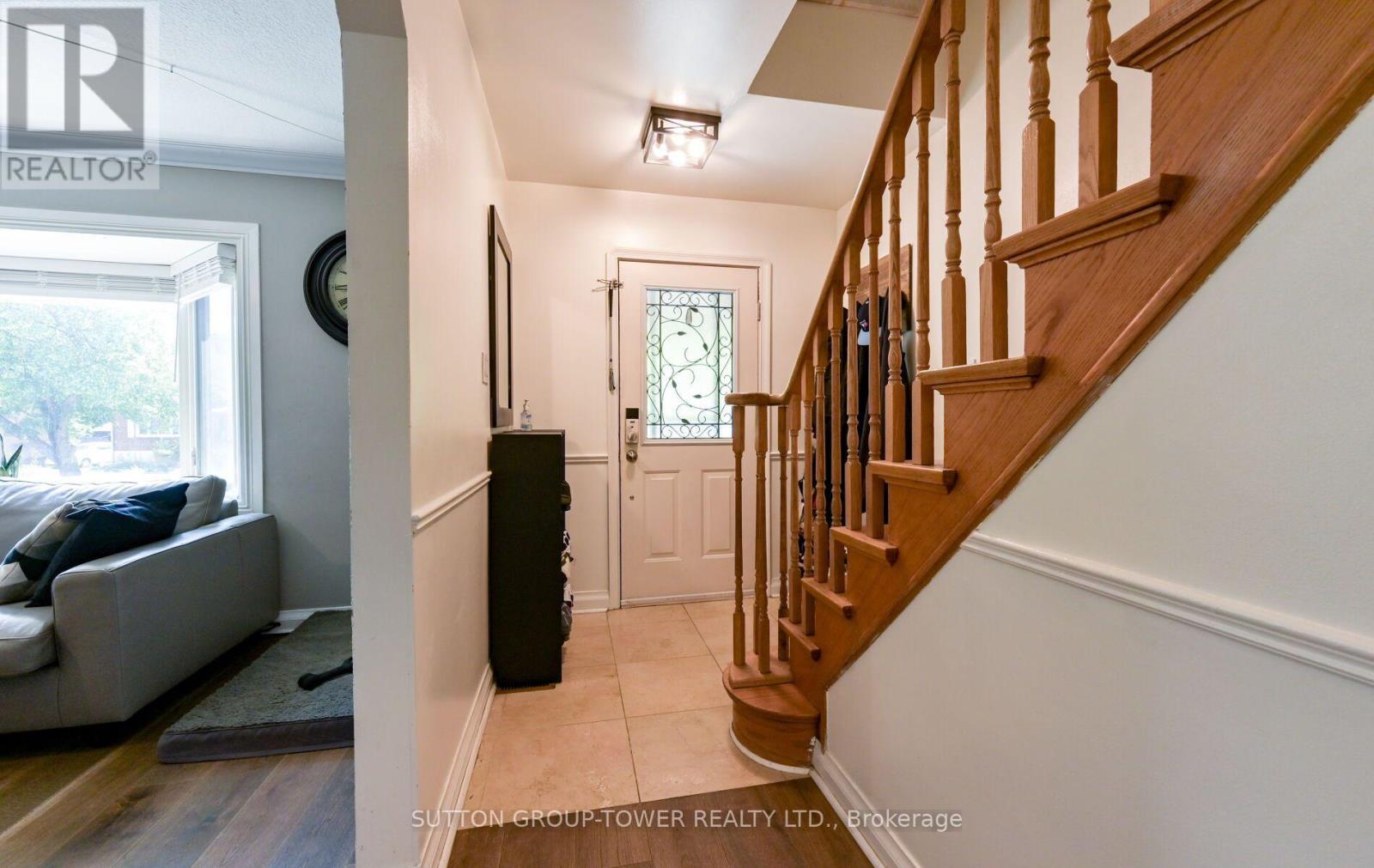 8 YVONNE AVENUE N - Image 6