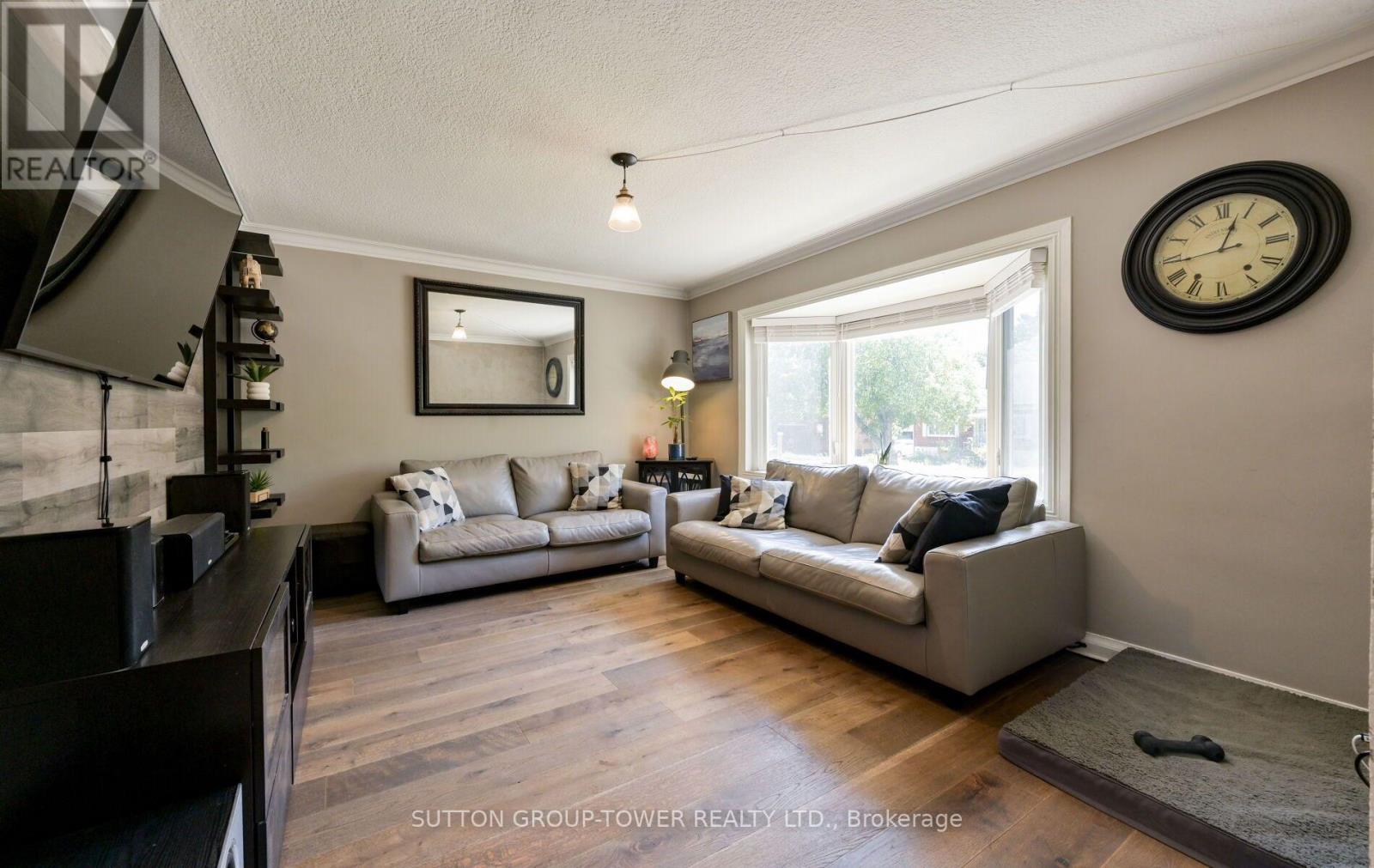 8 YVONNE AVENUE N - Image 8