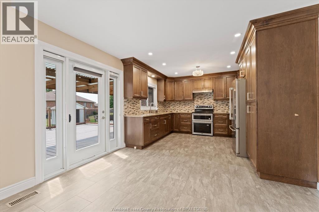 18 ELIZABETH CRESCENT - 11