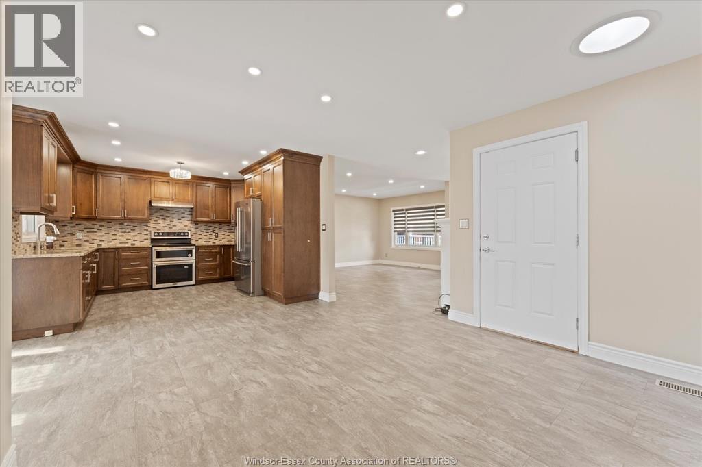 18 ELIZABETH CRESCENT - 12