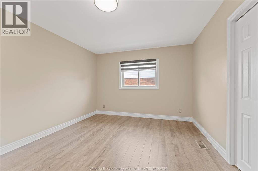 18 ELIZABETH CRESCENT - 17