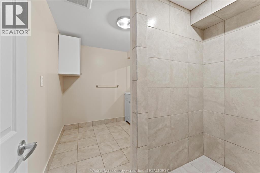 18 ELIZABETH CRESCENT - 25