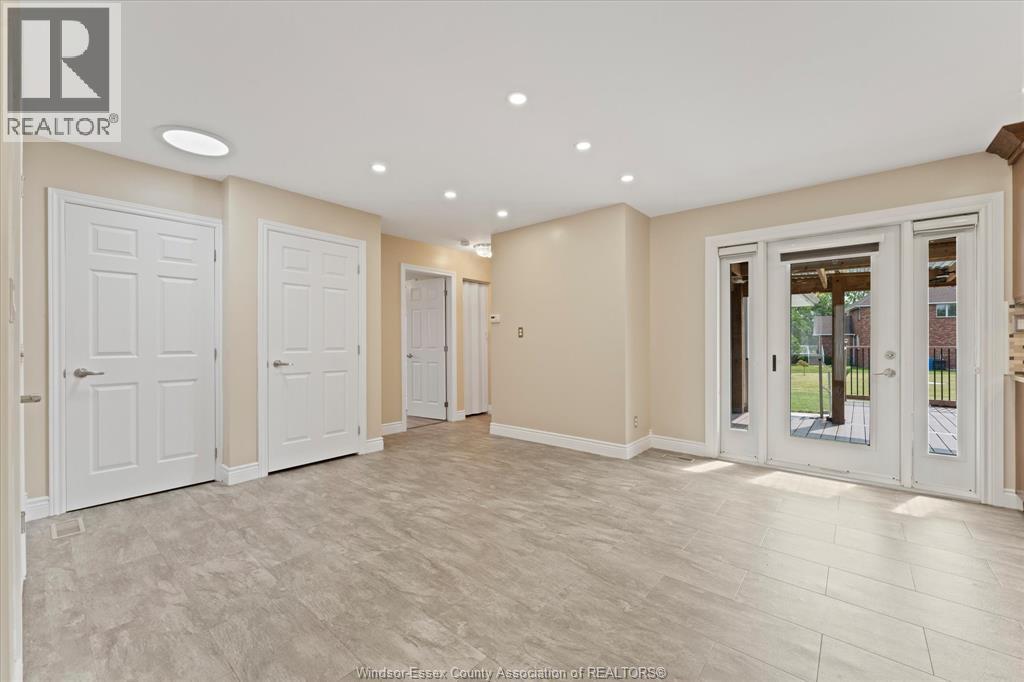 18 ELIZABETH CRESCENT - 9