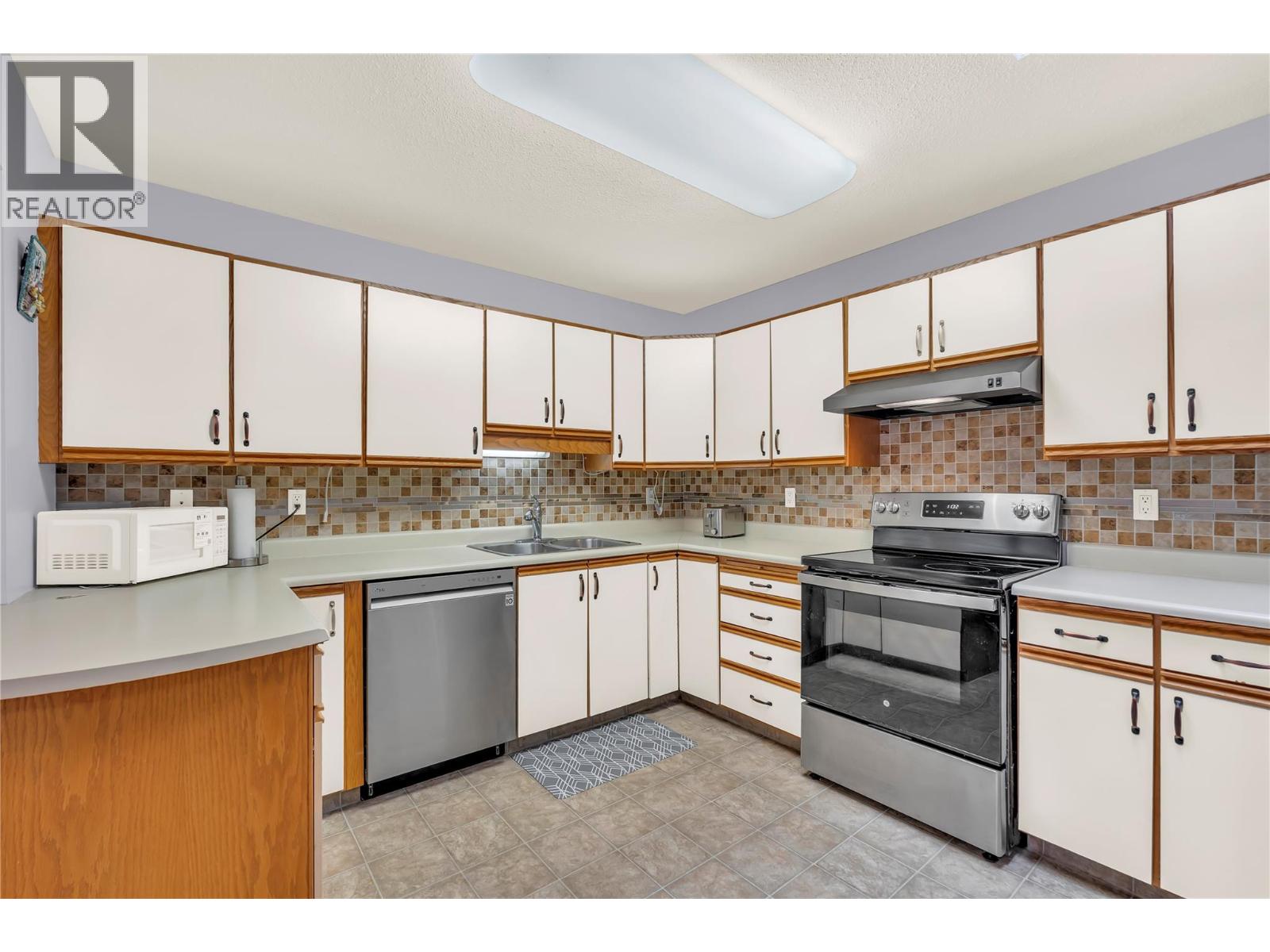 #402 272 Green Avenue W - 4