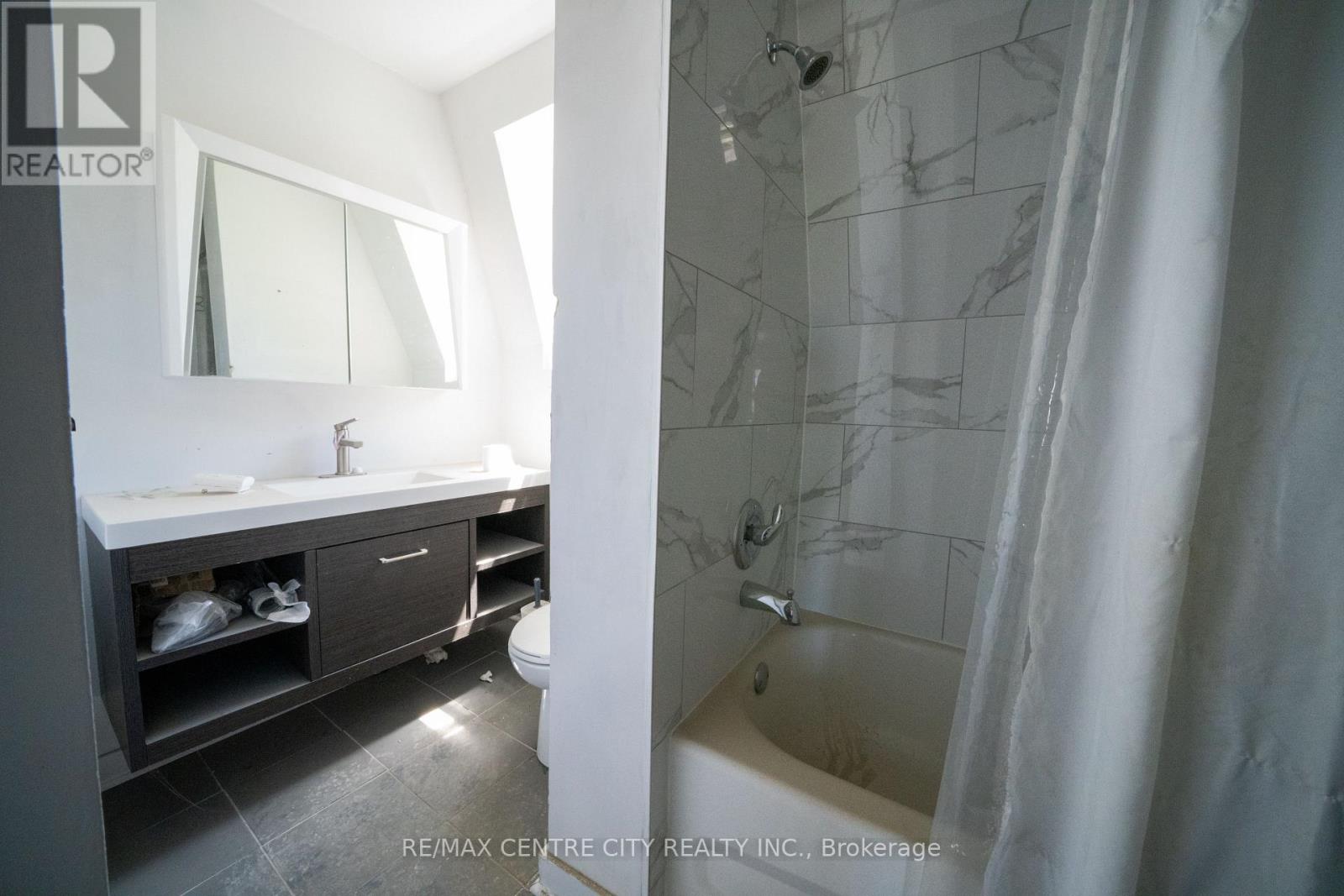 240 MAITLAND STREET - 13