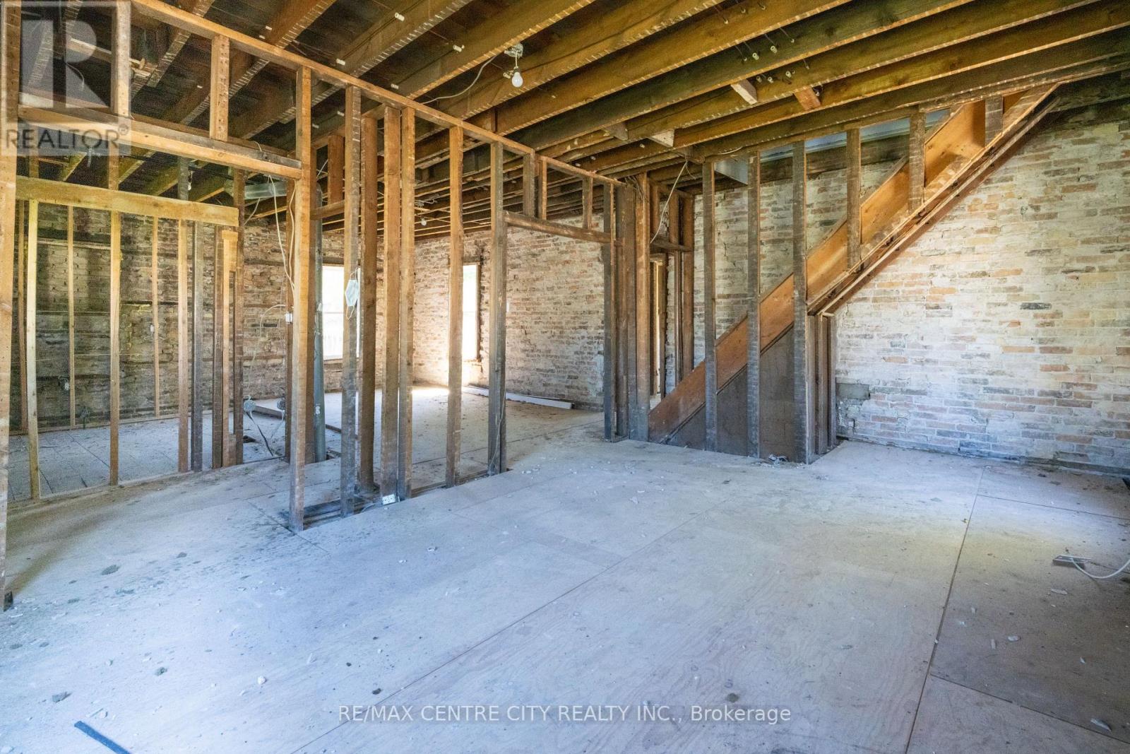 240 MAITLAND STREET - 6