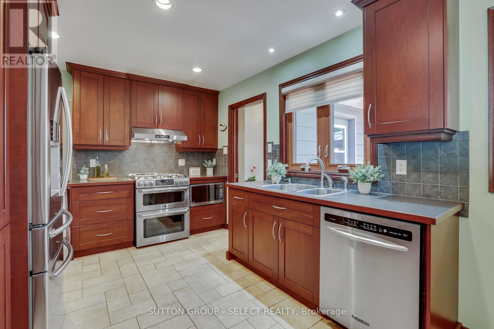 1054 CHIPPEWA DRIVE - Image 10