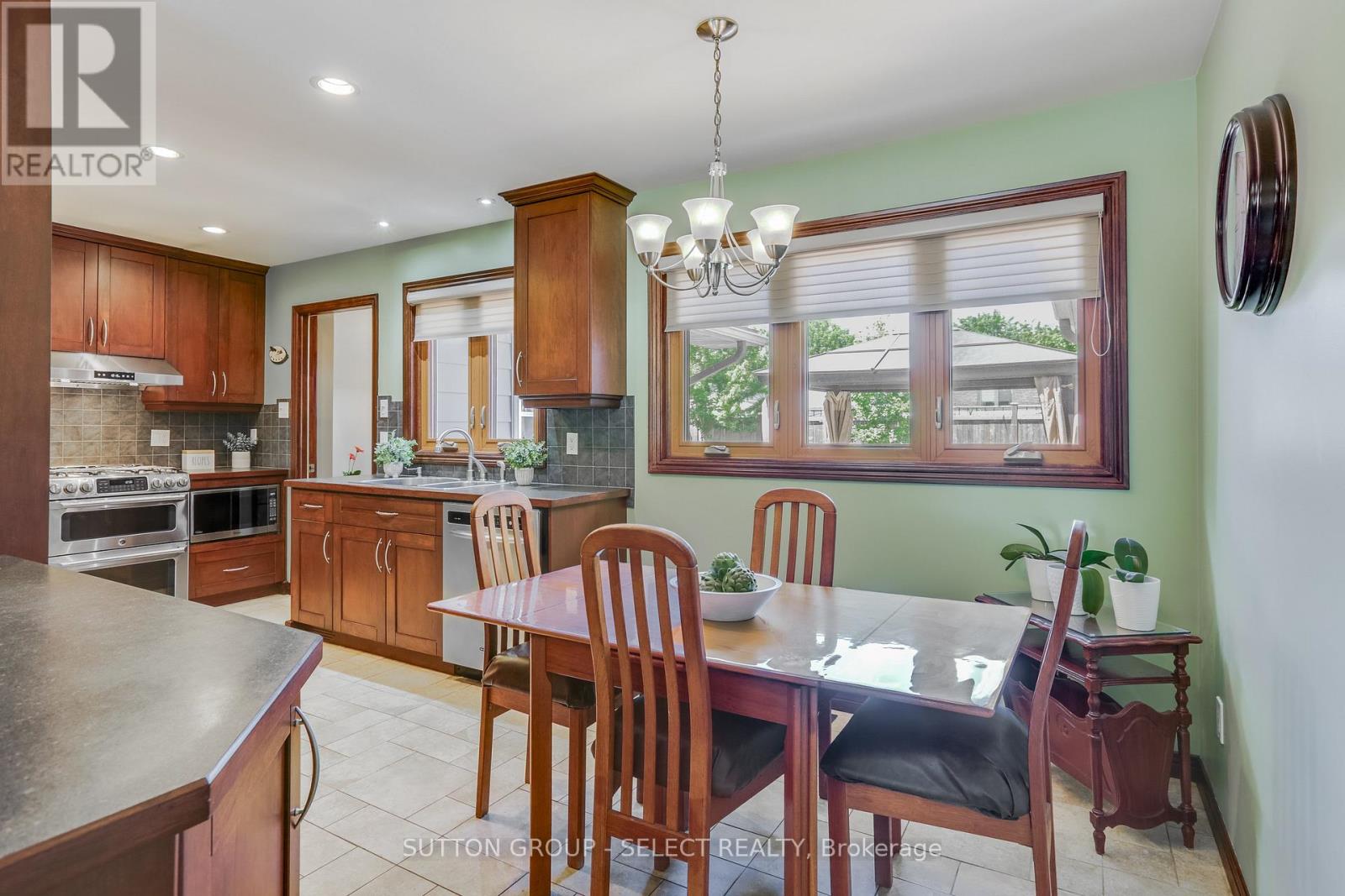 1054 CHIPPEWA DRIVE - Image 11