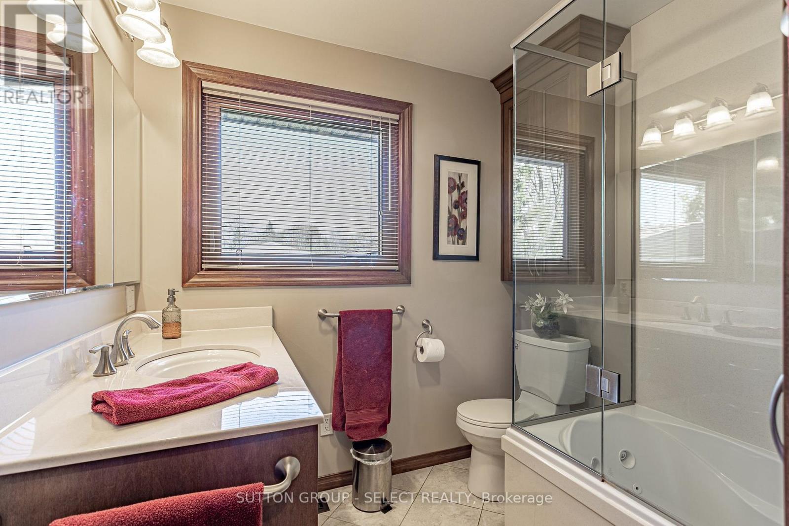 1054 CHIPPEWA DRIVE - Image 17