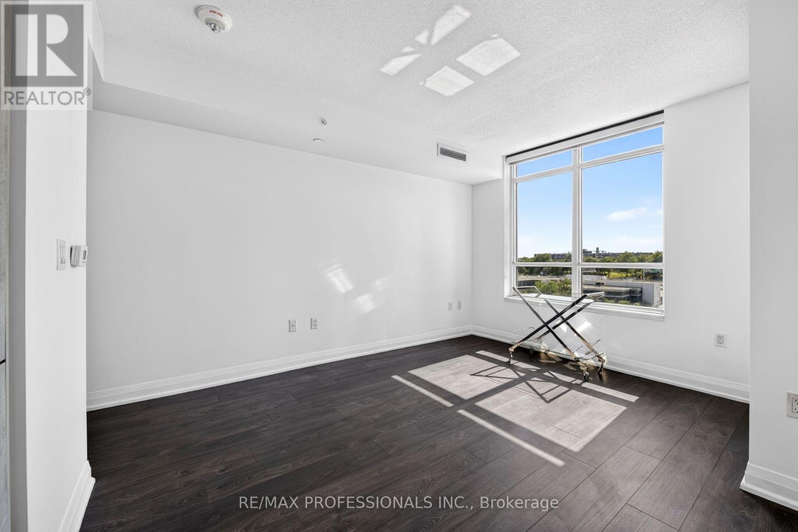 #406 10 GIBBS ROAD - Image 12