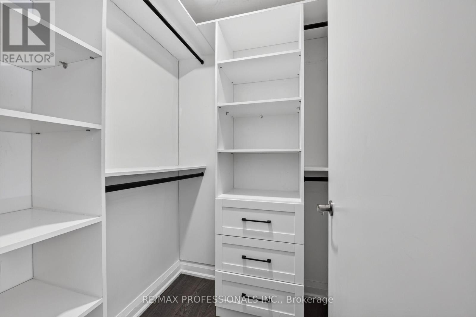 #406 10 GIBBS ROAD - Image 26