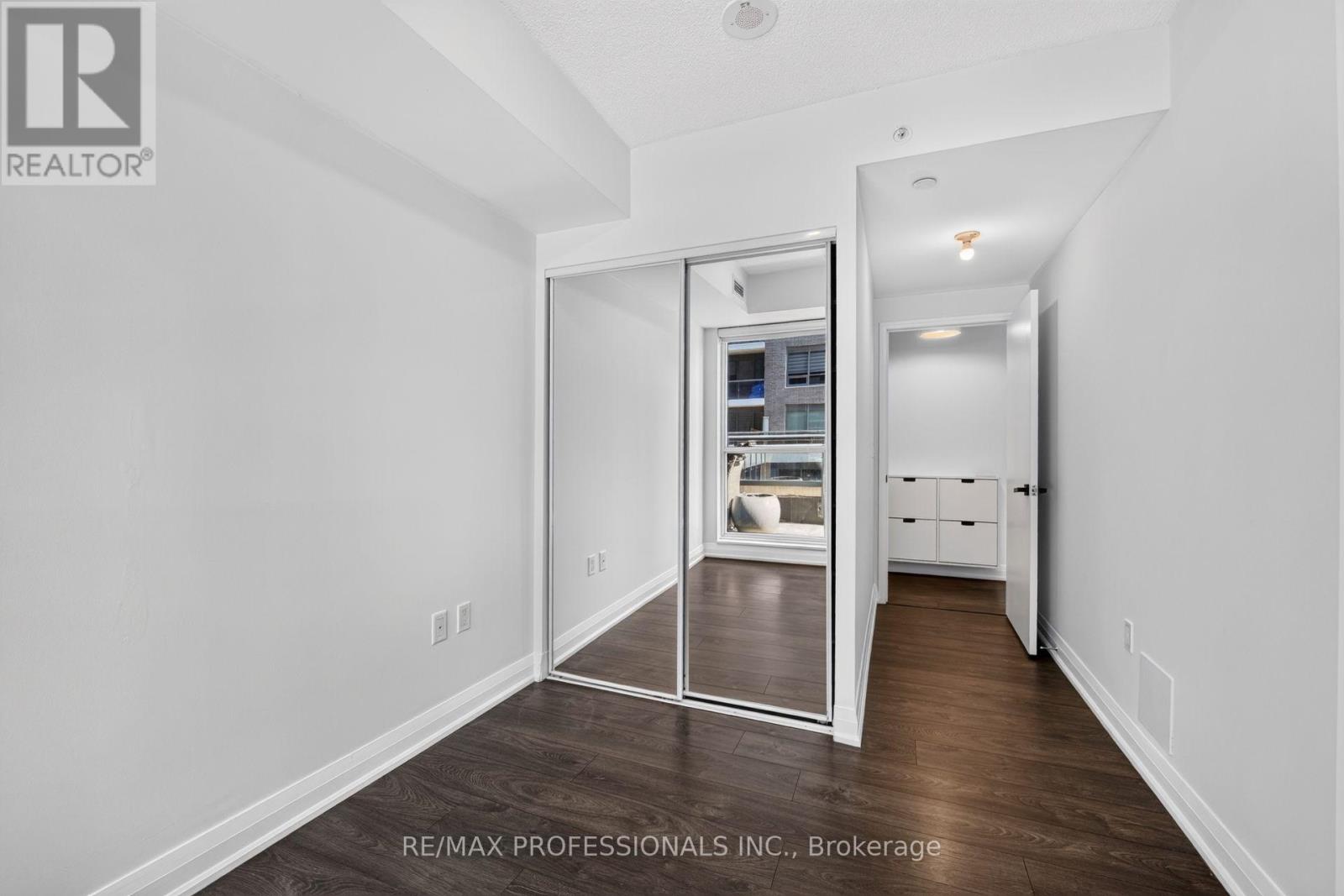 #406 10 GIBBS ROAD - Image 30