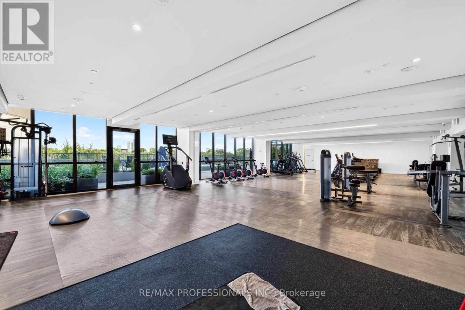 #406 10 GIBBS ROAD - Image 32