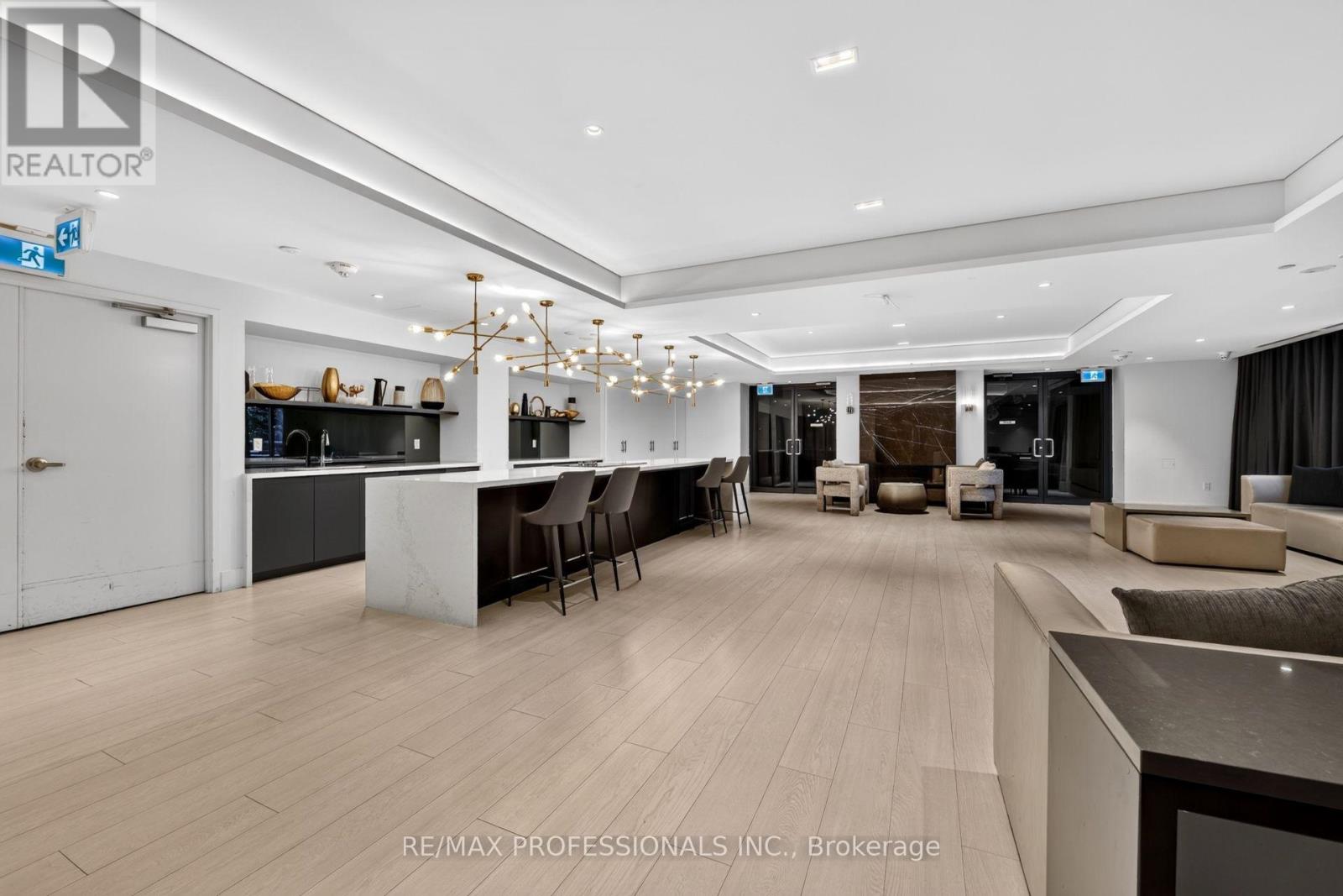 #406 10 GIBBS ROAD - Image 39