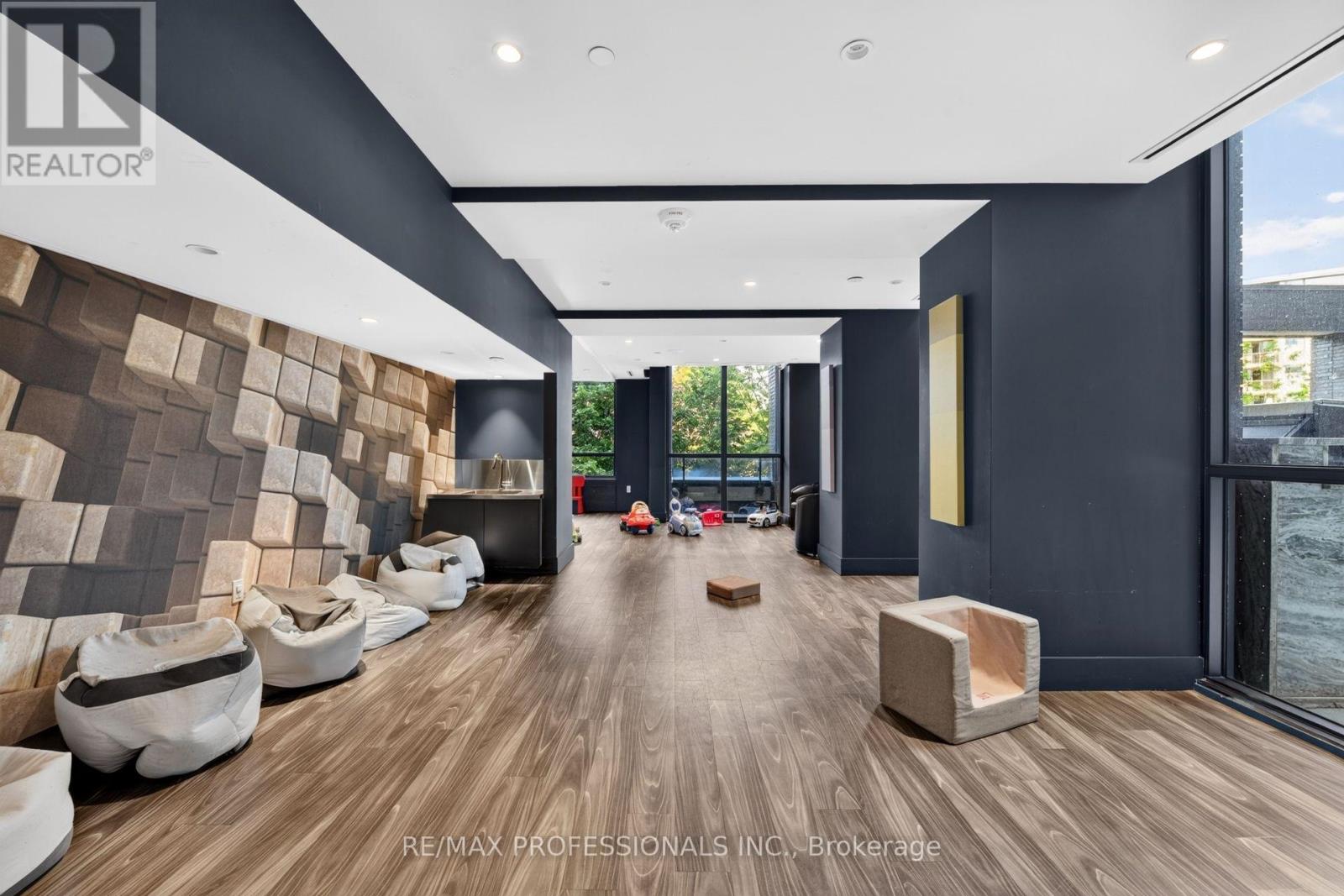 #406 10 GIBBS ROAD - Image 44