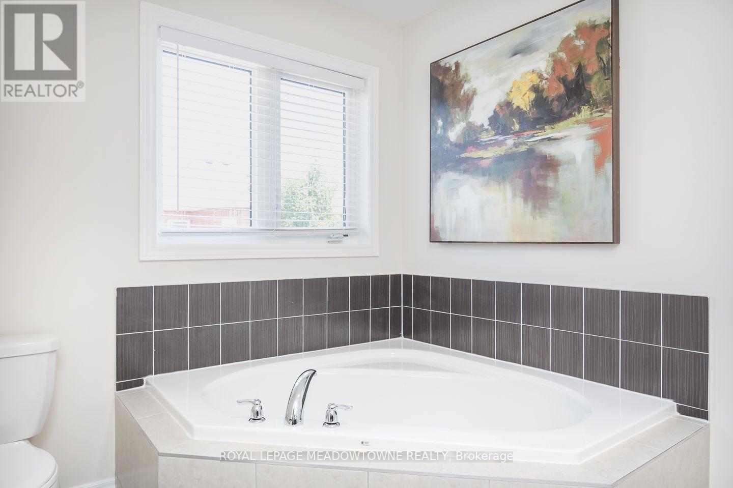 1079 JOB CRESCENT - 35