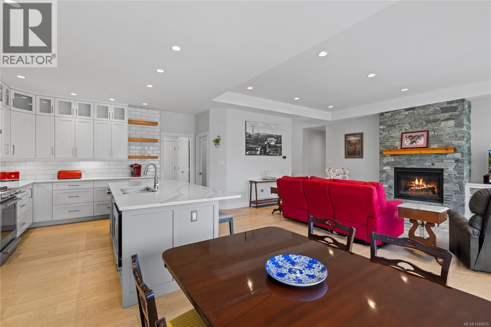 1312 Langara Dr - 17