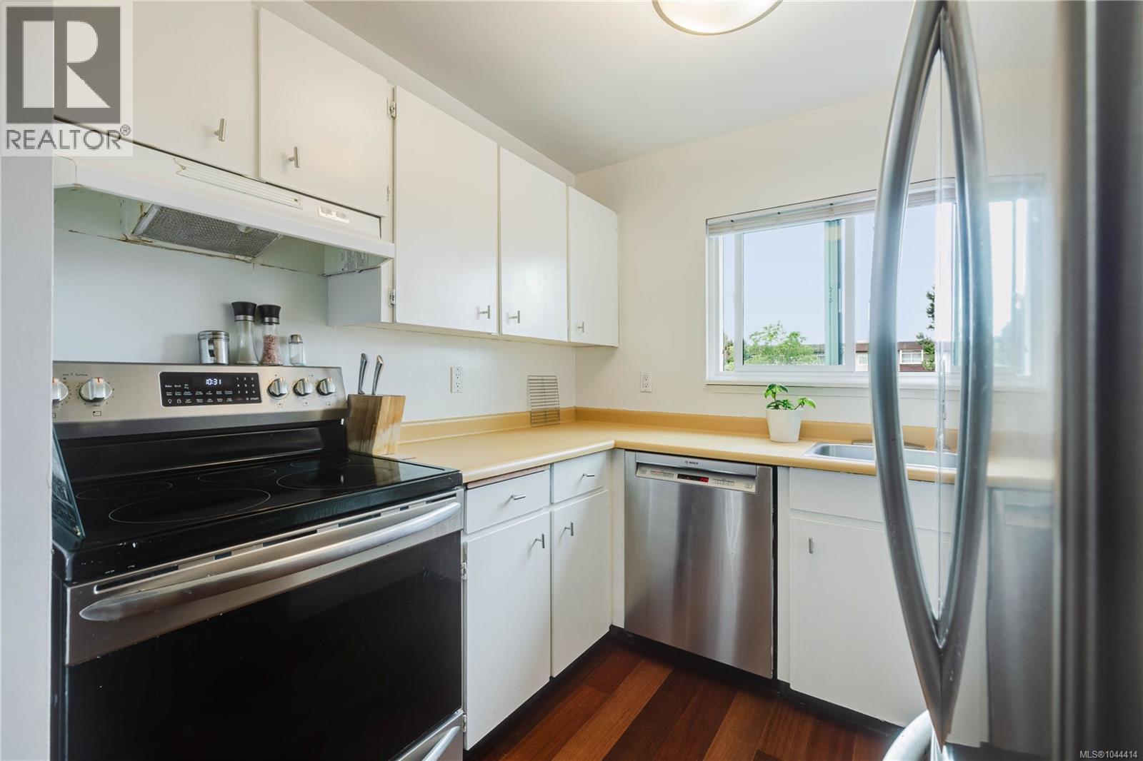 #303 1031 Burdett Ave - Image 14