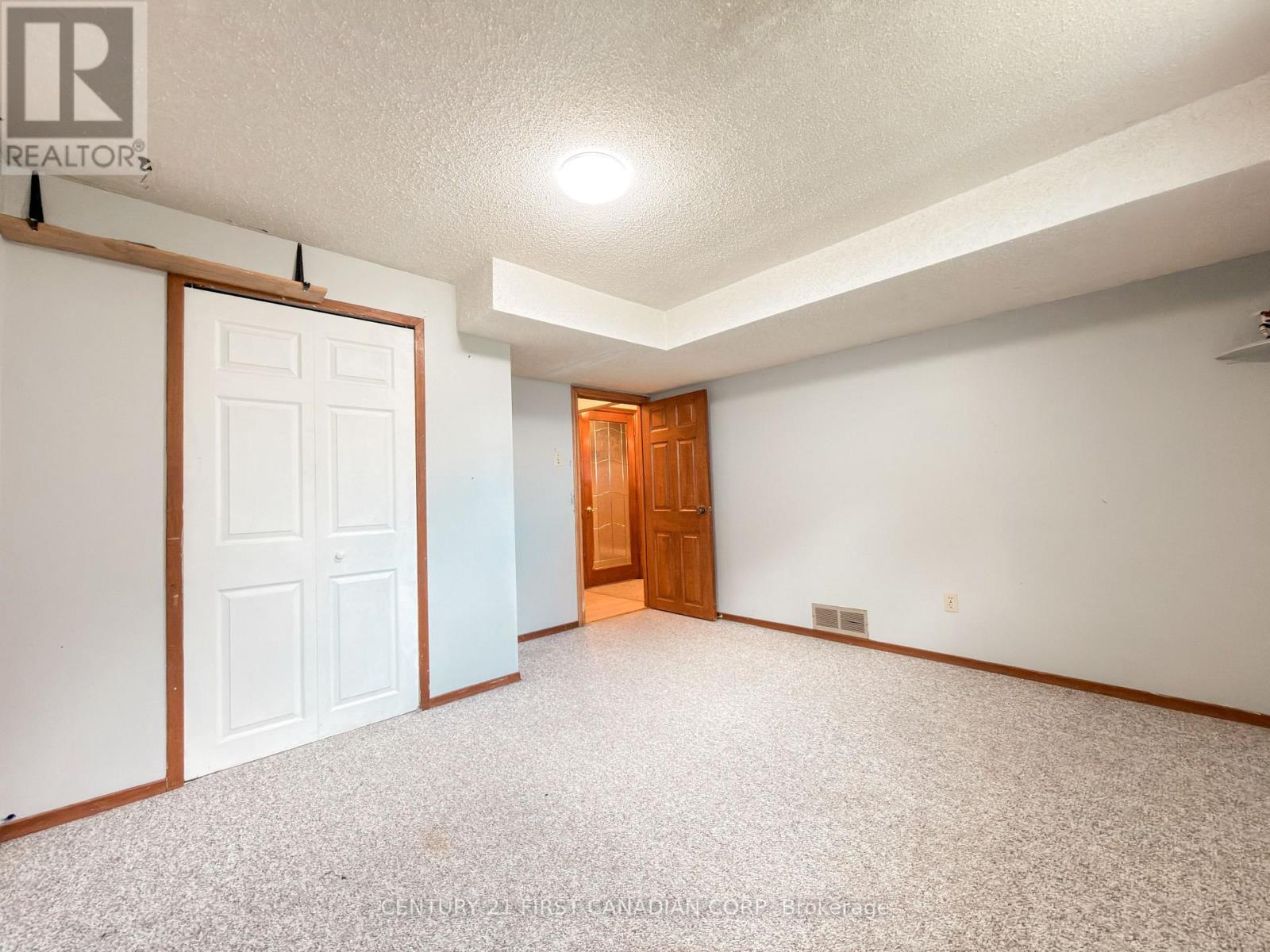 8 POPLAR CRESCENT - Image 16