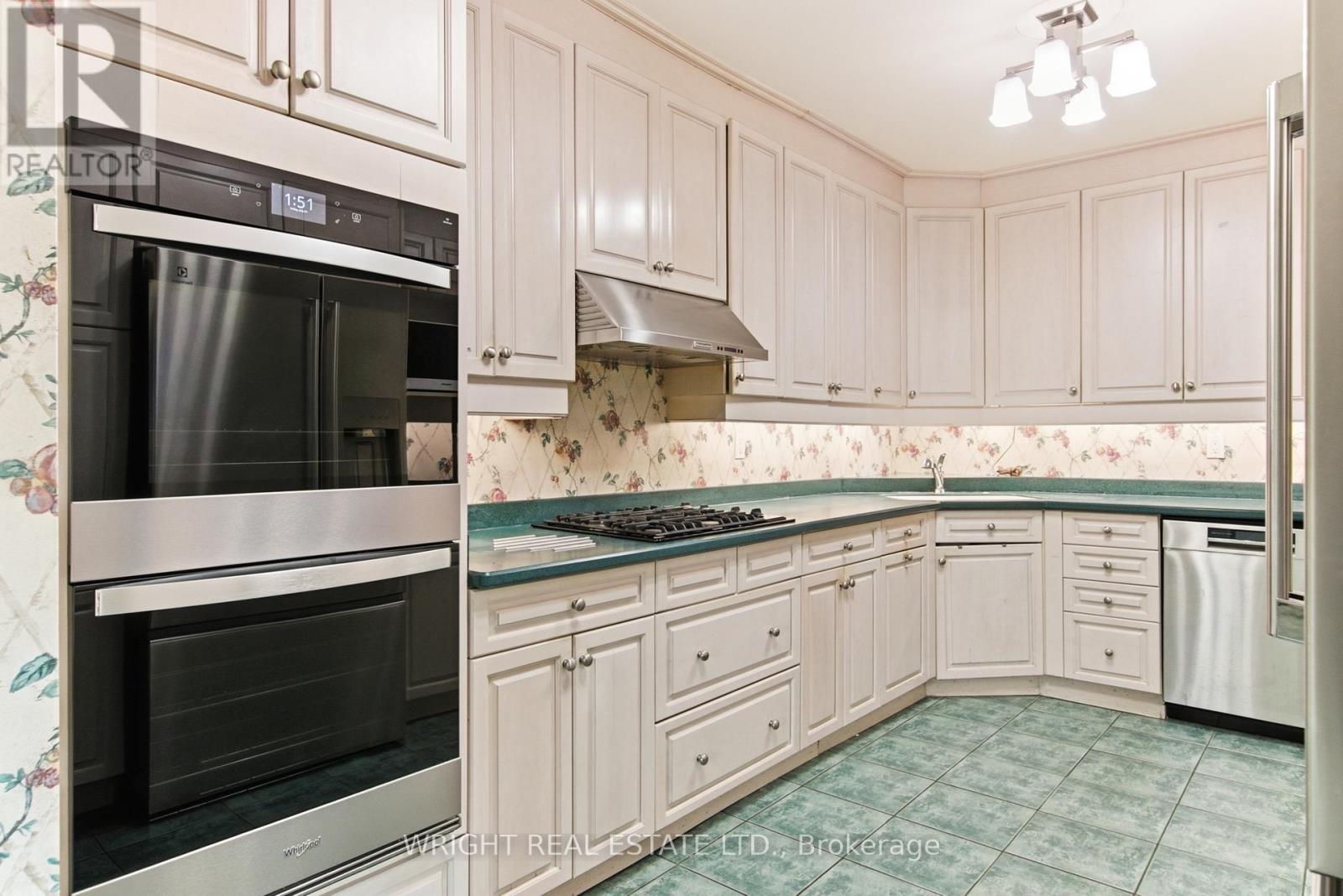 112 ALBANY AVENUE - 18