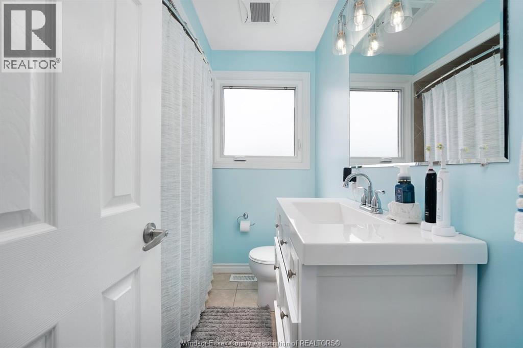 351 CARLING CRESCENT - 9