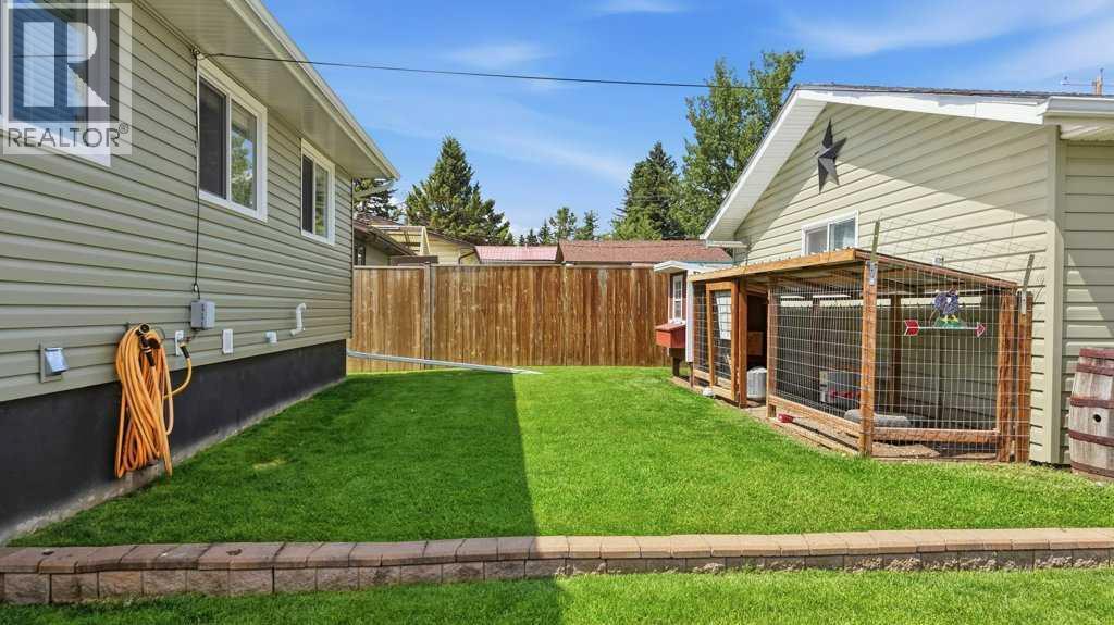 5028 48 Avenue - 35