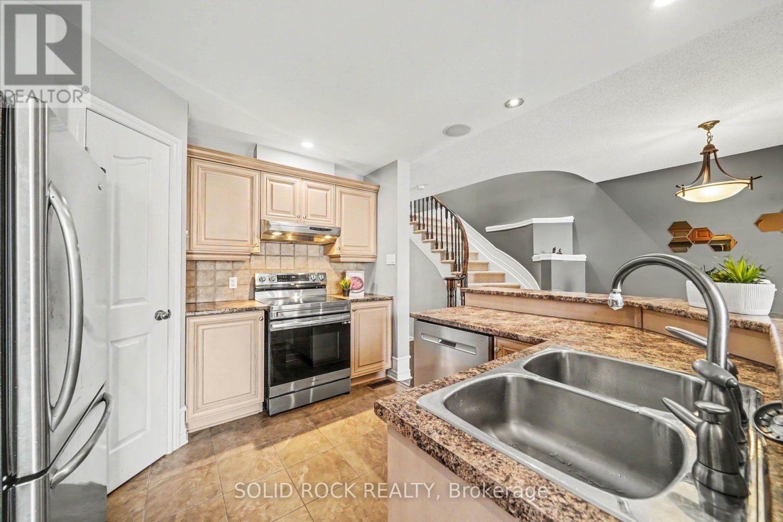3 Bed, 4 Bath House for Sale in Ottawa – 310 GREY SEAL CIRCLE, Ottawa – MLS# X13635120 - Image 9