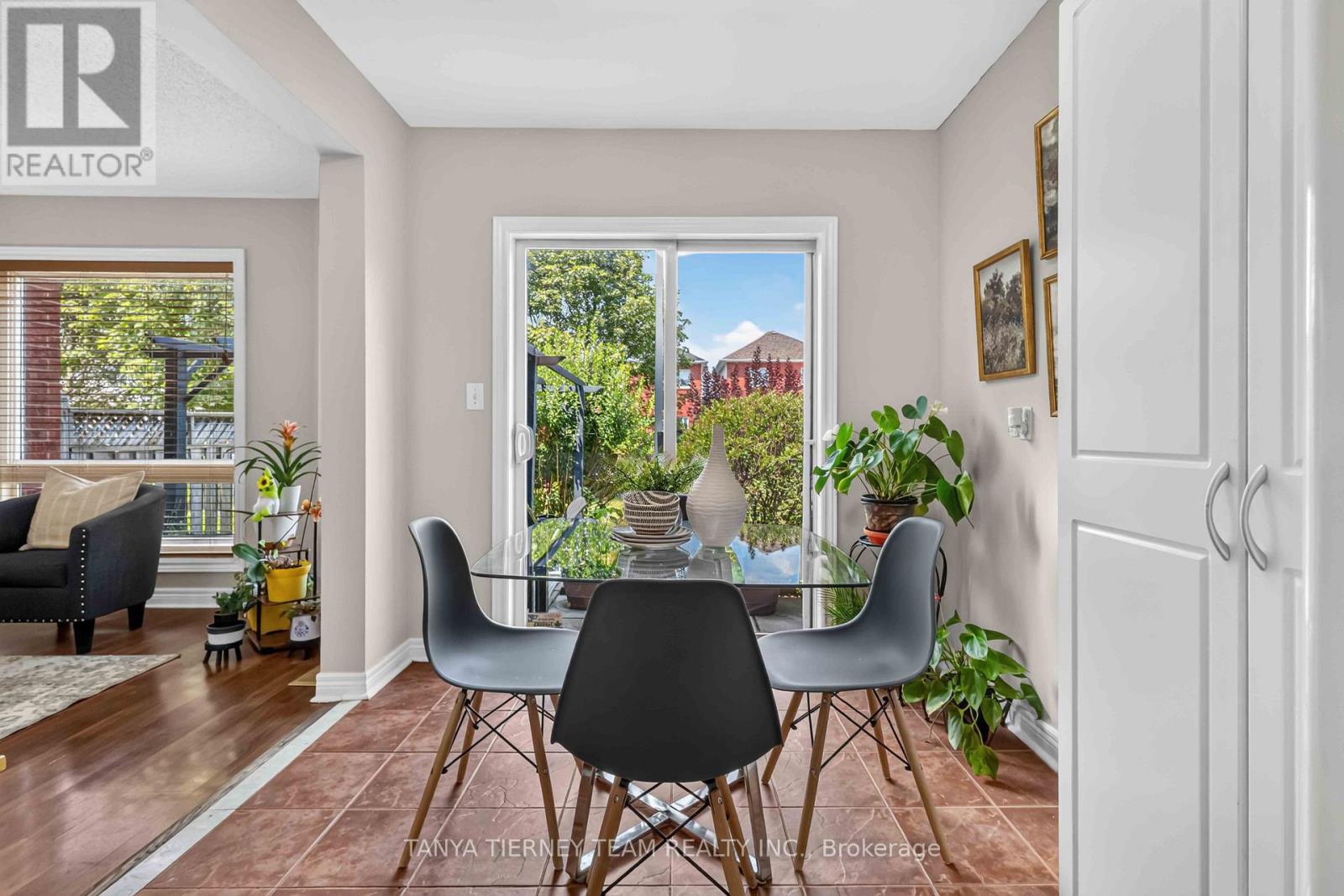 22 SINDEN DRIVE - 21
