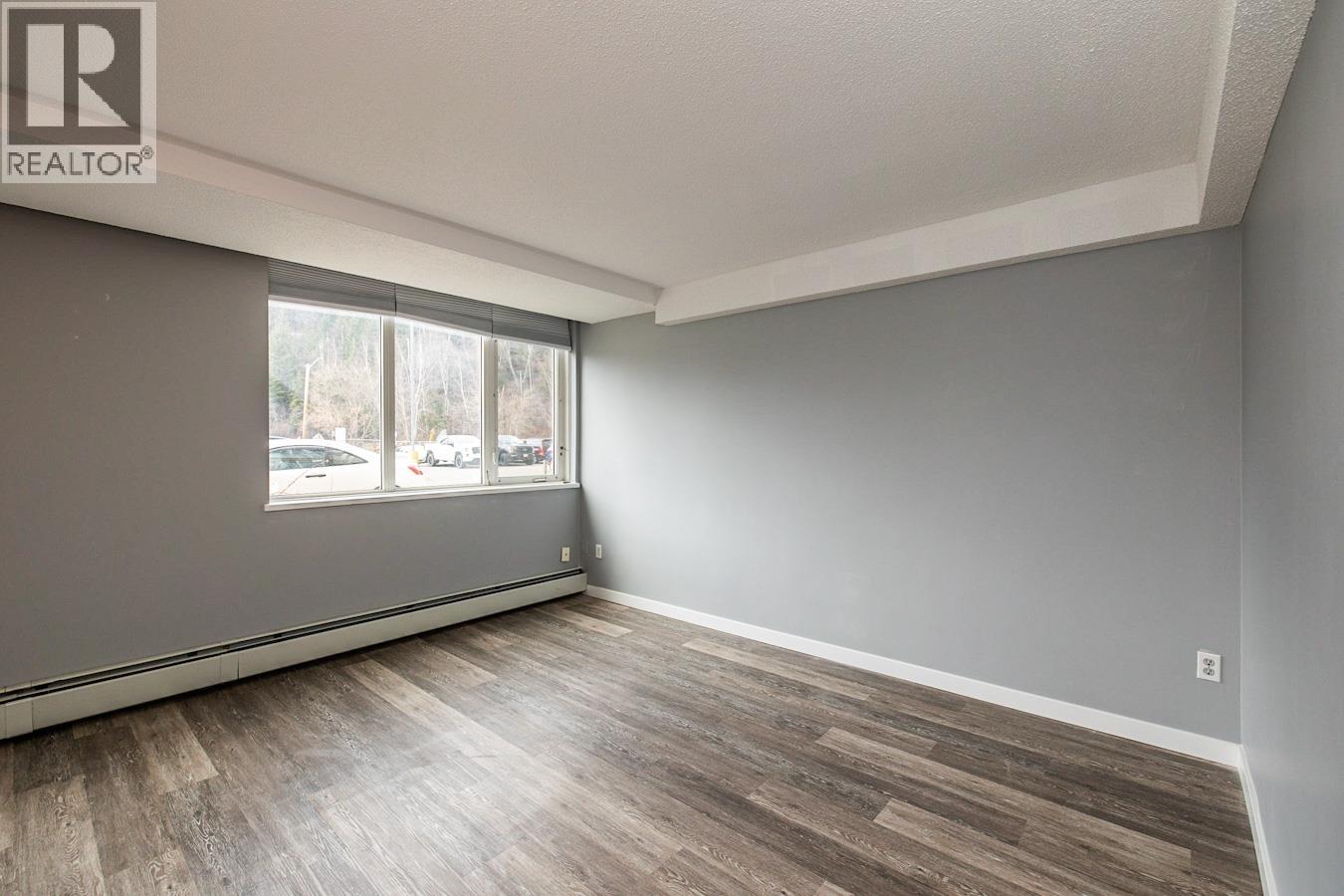 #106 1501 QUEENSWAY - 5