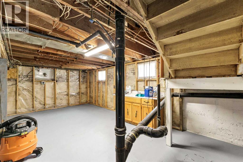 379 5 Street SE - 32