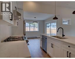 1051 Celia Crescent, Gibsons, BC V0N1V7 Photo 9