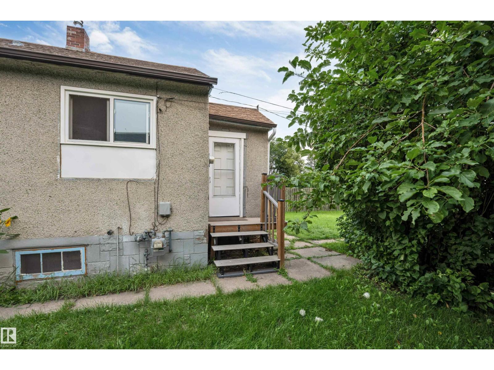 12105 87 ST NW - 5