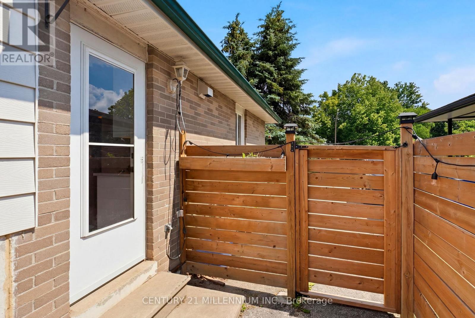 52 CARLTON DRIVE - 25